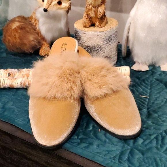 Forever Shoes - Faux fur scuffs